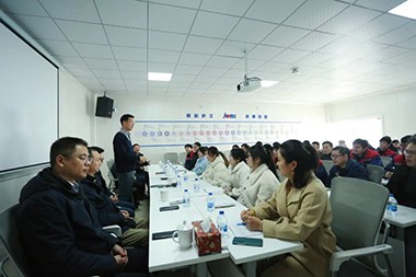 2023, жаңы саякат Jwell Machinery компаниясынын төрагасы Хе мырза бардык кызматкерлерди Чжэцзян фабрикасында жаңы жыл менен куттуктады!